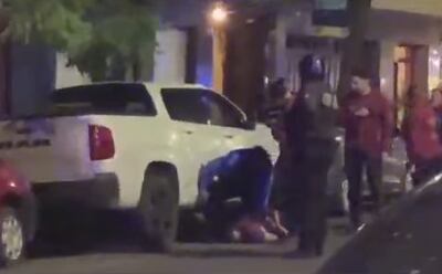 El agresor, de 48 años, fue reducido por la policía tras atacar a una empleada y romper el vidrio de la entrada principal del edificio