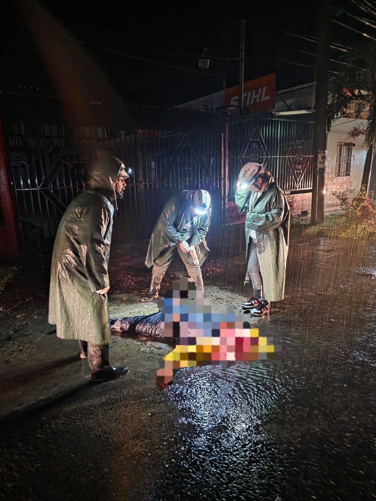 Cruz Verde Salvadoreña atendió el accidente en Chalatenango, pero la víctima ya no presentaba signos vitales al llegar los socorristas. (Foto cortesía Cruz Verde Salvadoreña)