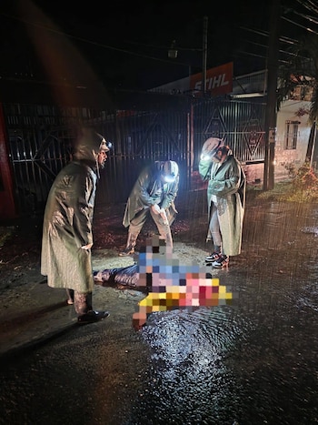 Cruz Verde Salvadoreña atendió el accidente en Chalatenango, pero la víctima ya no presentaba signos vitales al llegar los socorristas. (Foto cortesía Cruz Verde Salvadoreña)