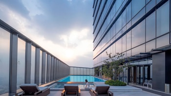 La piscina está en el