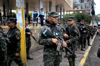 Integrantes del Ejército custodian este