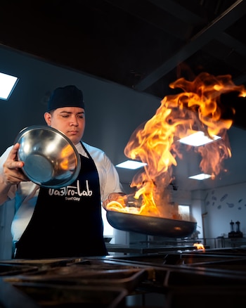 La formación gastronómica dura cuatro meses e incluye módulos teóricos, prácticos y una pasantía de 150 horas en empresas del sector. (Foto cortesía Ministerio de Turismo)