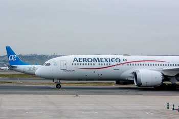 02/01/2024 Un avión de la aerolínea Aeroméxico en el aeropuerto Adolfo Suárez Madrid-Barajas, a 2 de enero de 2024, en Madrid (España). UGT ha convocado una huelga de los trabajadores de las torres de control de plataforma del aeropuerto Adolfo Suárez Madrid-Barajas desde el 31 de diciembre hasta el 7 de enero, en plenas Navidades y afectando también a la operación retorno, en protesta, según UGT, por las condiciones de trabajo en las que operan, que comprometen la concentración necesaria en un servicio crítico para la seguridad aeroportuaria debido a las extenuantes jornadas y a una alta rotación de la plantilla donde el 60% del personal tiene menos de seis años de experiencia. Esta se suma a las movilizaciones de los trabajadores del servicio handling de Iberia entre el 5 y el 8 de enero.
ECONOMIA
Ricardo Rubio - Europa Press