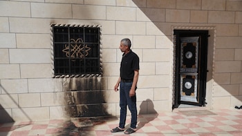 Colonos israelíes queman dos mezquitas en Cisjordania