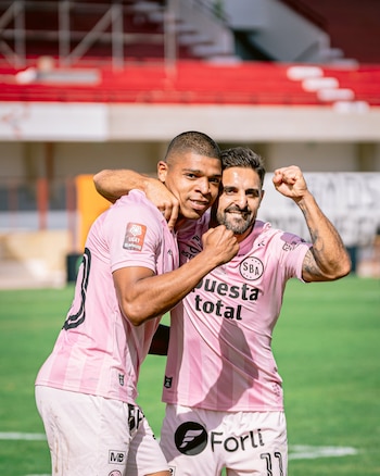 Percy Liza se abrazó con Luis Urruti tras el gol con el que Sport Boys empató de visita con CD Moquegua. - créditos: Liga 1