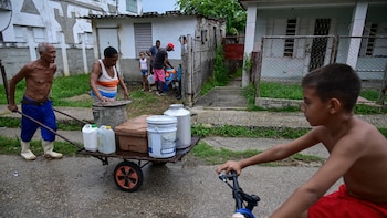 Cubetas, botellas, bidones o cualquier depósito: todo por conseguir un poco de agua en Cuba