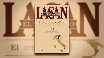Libro con el título Lacan El Seminario 15 El acto psicoanalítico y un mapa de Italia con una figura a caballo sobre fondo desenfocado.