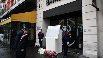 Los homenajes en Bataclan (AFP)