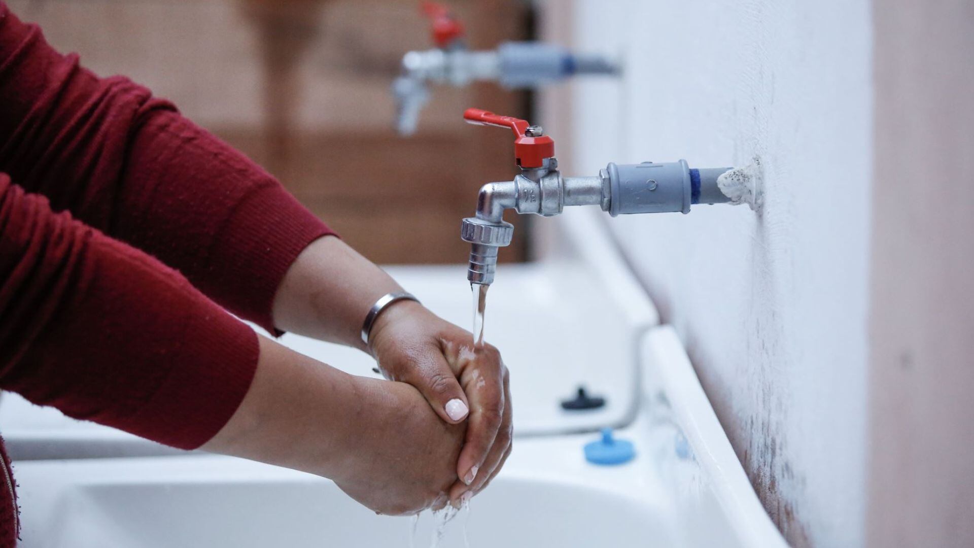 Cuando vuelva el servicio, es recomendable limpiar los filtros de grifos, lavadoras y calentadores para evitar que partículas o sedimentos dañen los aparatos o contaminen el agua - Créditos: Andina.