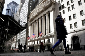 Personas en Wall Street frente