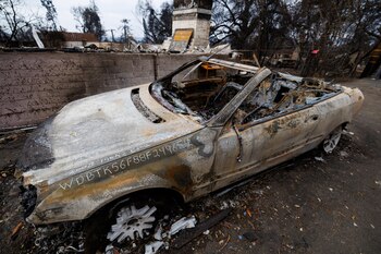 Brigadas de emergencia trabajan en las zonas afectadas tras la contención total de los incendios en el sur de California. (REUTERS/Mike Blake)