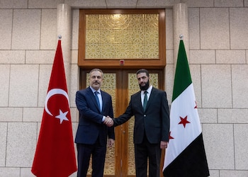 El ministro de Asuntos Exteriores de Turquía, Hakan Fidan, se reunió con el líder de facto de Siria, Ahmed al-Sharaa, también conocido como Abu Mohammed al-Golani, en Damasco (Ministerio de Asuntos Exteriores de Turquía/Folleto vía REUTERS)