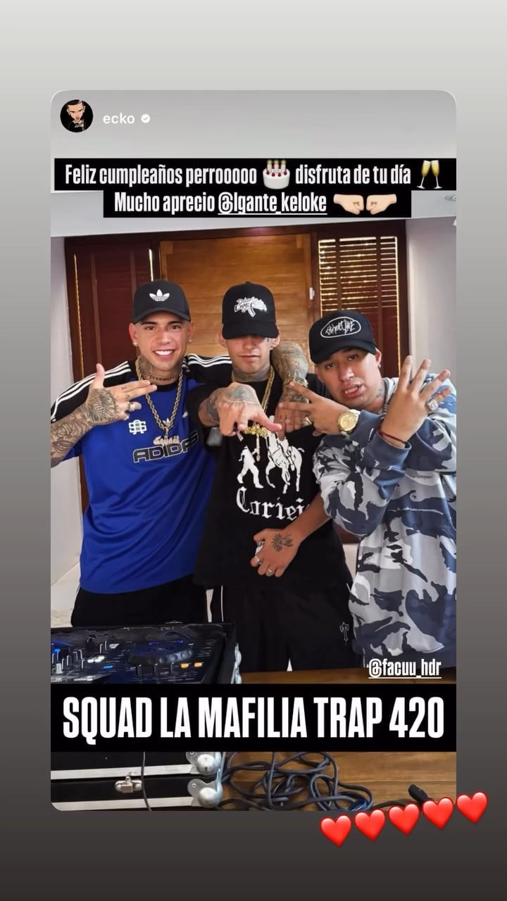 L-Gante posa junto a sus amigos y colegas de la música trap durante la celebración de su cumpleaños, compartiendo alegría y camaradería en el evento.