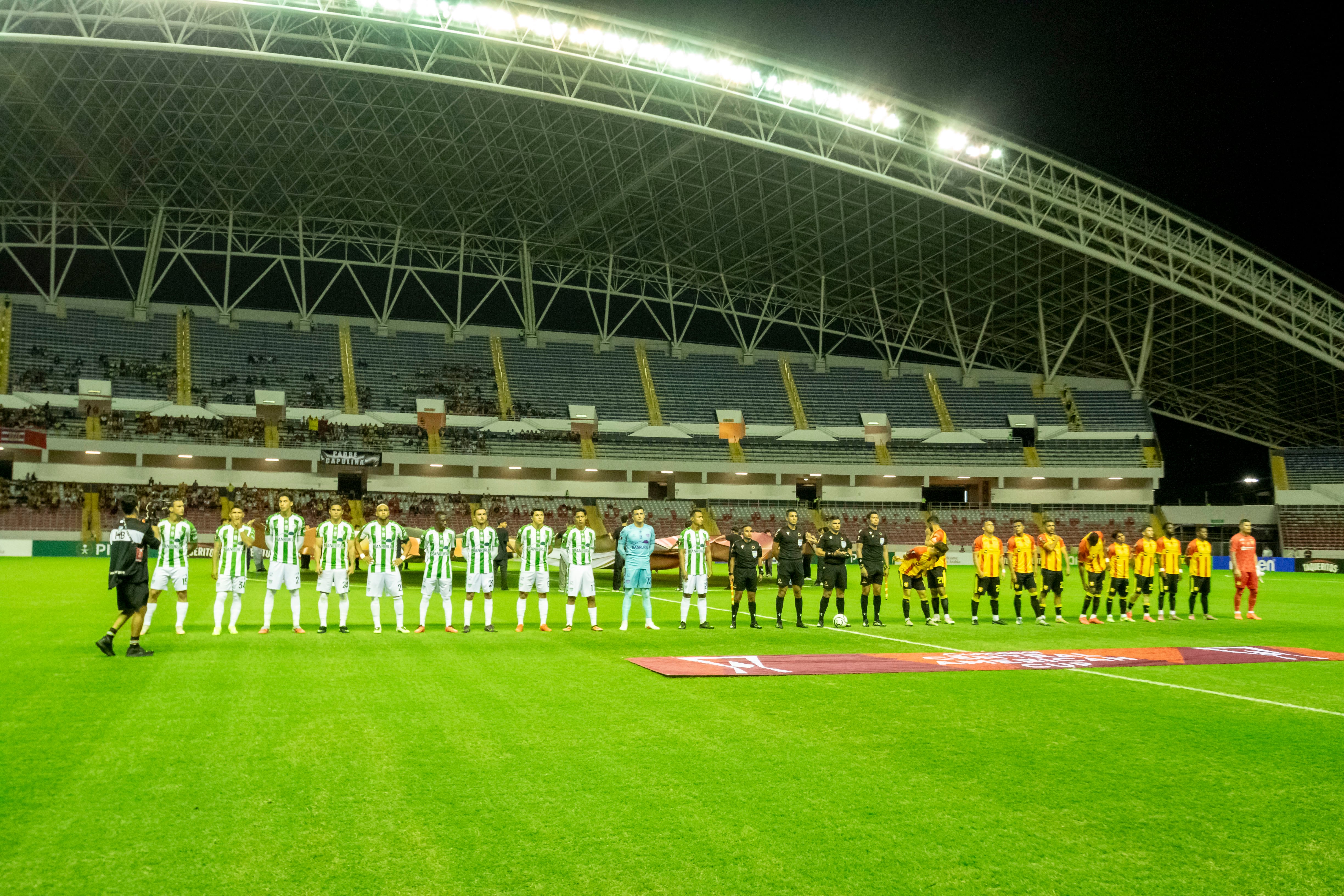 El Estadio Nacional de Costa Rica con poca asistencia para este partido. Herediano era el equipo que tenía opciones de clasificar, pero, quedó tercero de grupo y fuera de los cuartos de final. (Infobae Centroamérica/ EFE/ Alexander Otarola)