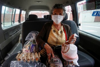 Una mujer usa mascarilla dentro