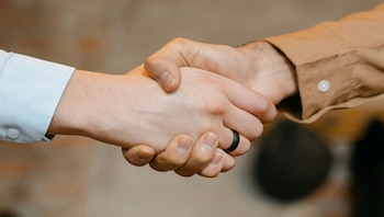 estrechon - manos - saludo