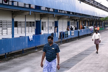 Trabajadores migrantes con mascarillas en