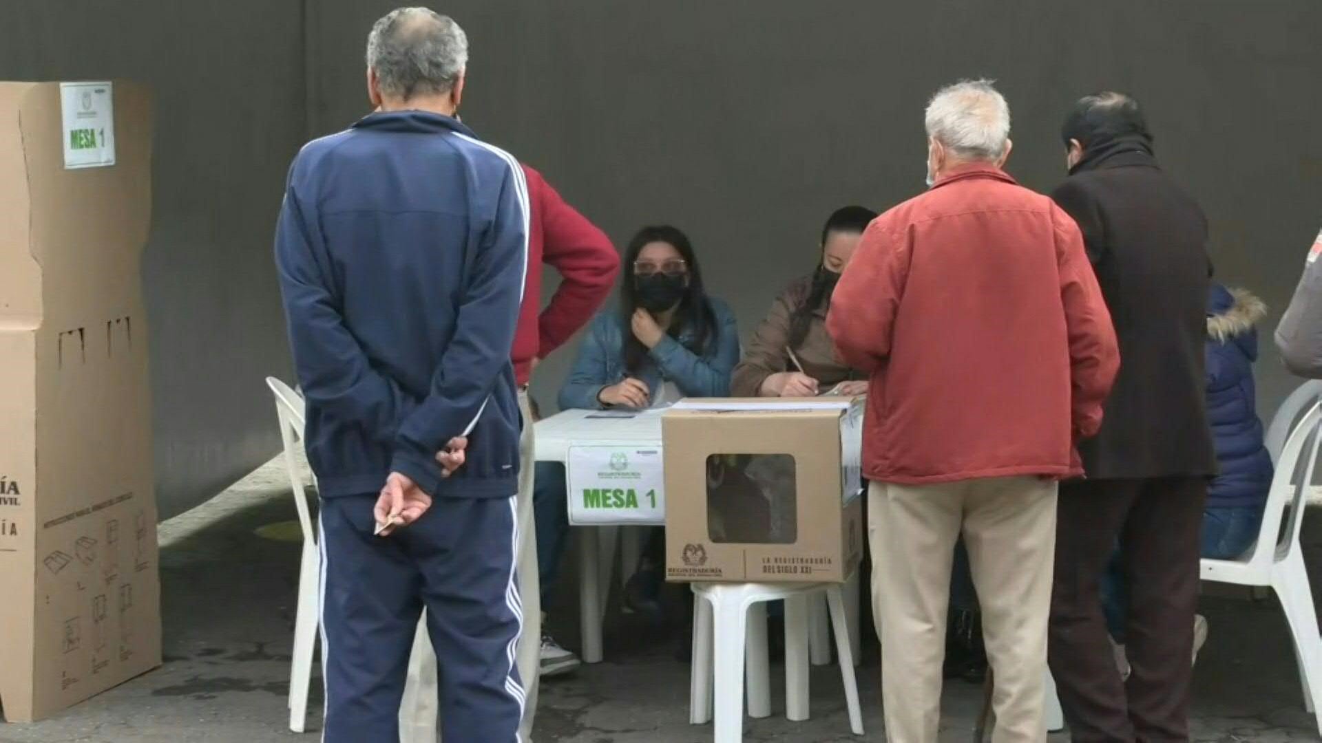 Ciudadanos ejercen su derecho al voto durante las elecciones legislativas del 8 de marzo en Colombia - crédito AFP