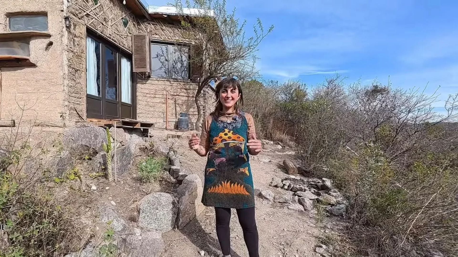 Mariana Di Pascuales dejó la ciudad de Rosario y construyó su casa en el valle de Traslasierra, Córdoba (Yt: @ Crónicas del Cambio)