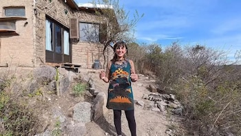 Dejó la ciudad para vivir en la sierra: construyó su casa con 12 parabrisas, botellas de vidrio y adobe