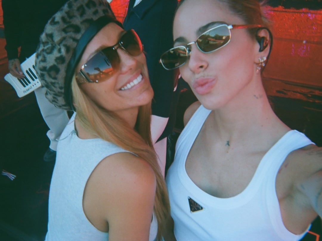 Tini Stoessel se toma una selfie con una fan emocionada, capturando la alegría de su concierto en Rosario.