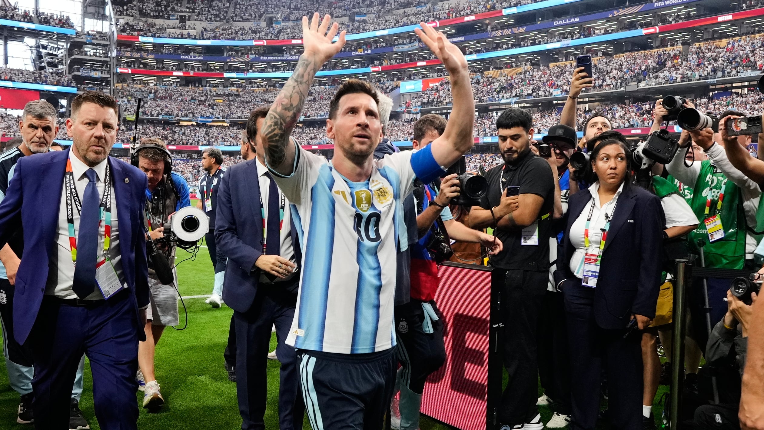 La Pulga se va del Dallas Stadium entre ovaciones (AP Foto/Tony Gutiérrez)