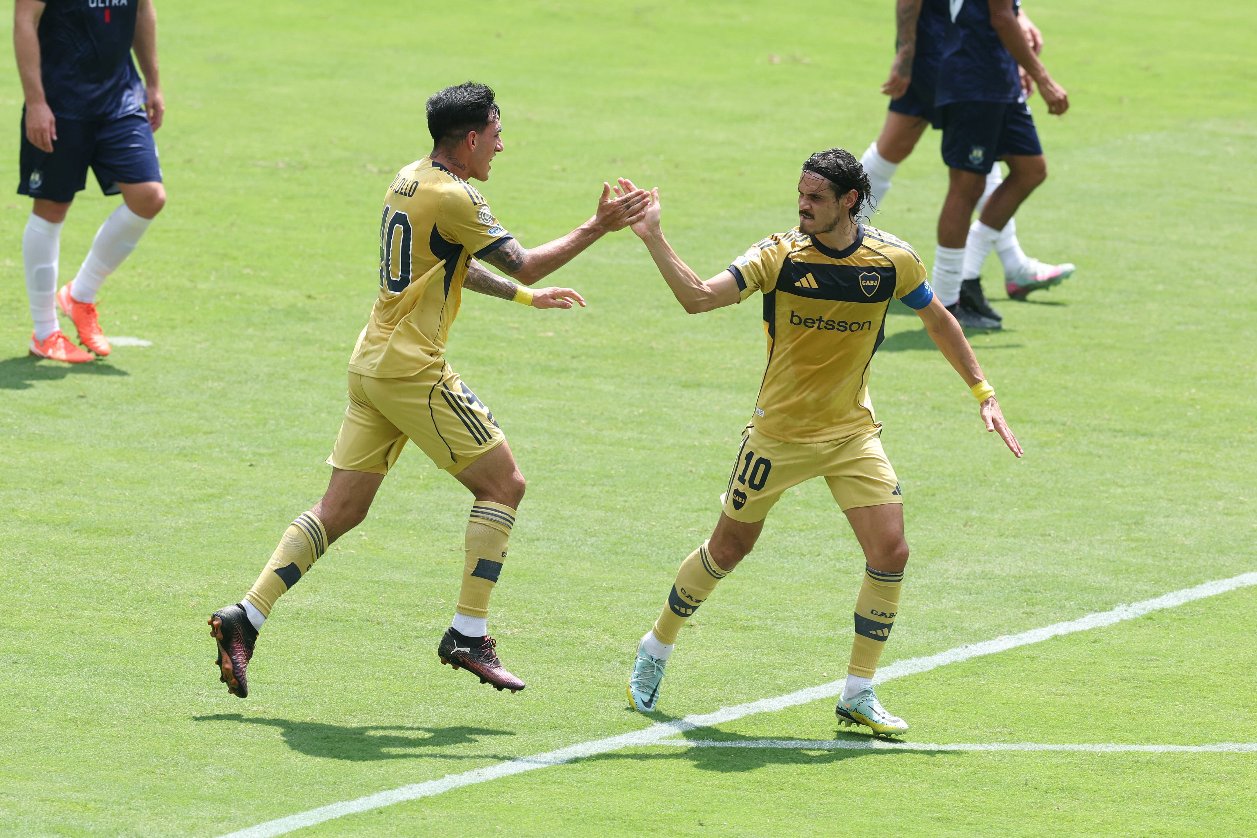 Lautaro Di Lollo es felicitado por Edinson Cavani