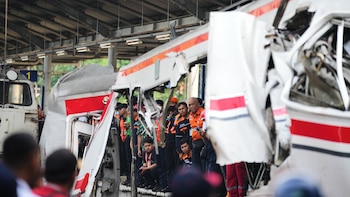 El choque de dos trenes en Indonesia dejó 15 muertos y decenas de heridos