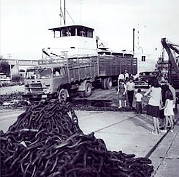 Como ocurre con tantas grandes obras en la Argentina, el primer proyecto de vincular Paraná con Santa Fe es muy anterior, concretamente de 1911, aunque según el investigador Juan Carlos Reffino se trataba de un puente ferro-automotor-peatonal