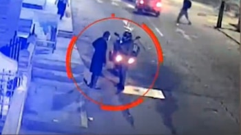 El testimonio de la madre y videos de vigilancia permitieron ubicar al presunto agresor, mientras la comunidad exige que se mantenga la custodia policial y se formalice la investigación judicial