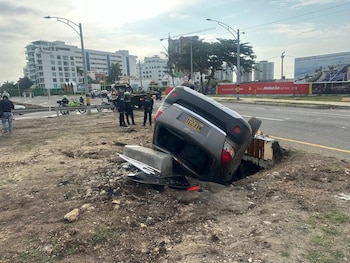 El siniestro ocurrió a las 7:00 a. m., generando congestión y requiriendo la intervención de personal paramédico y de tránsito - crédito @luchovoltios / X