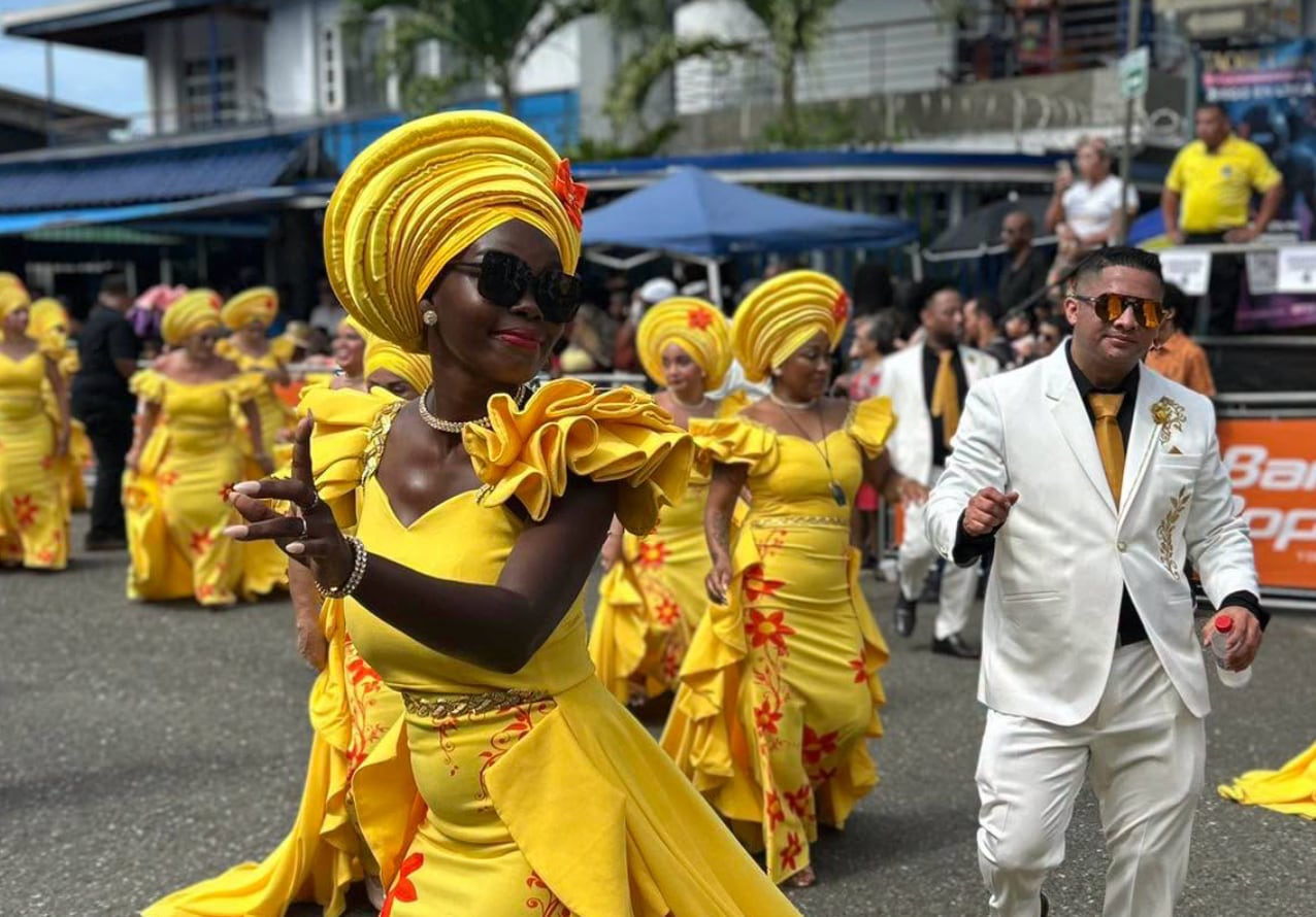 Comparsas, música y vestimentas tradicionales marcaron una jornada dedicada al orgullo y la identidad afrodescendiente. Crédito: Banco Popular y de Desarrollo Comunal