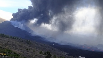 La erupción del volcán de La Palma se asocia a cuadros de tos y obstrucción pulmonar, sobre todo en personas asmáticas