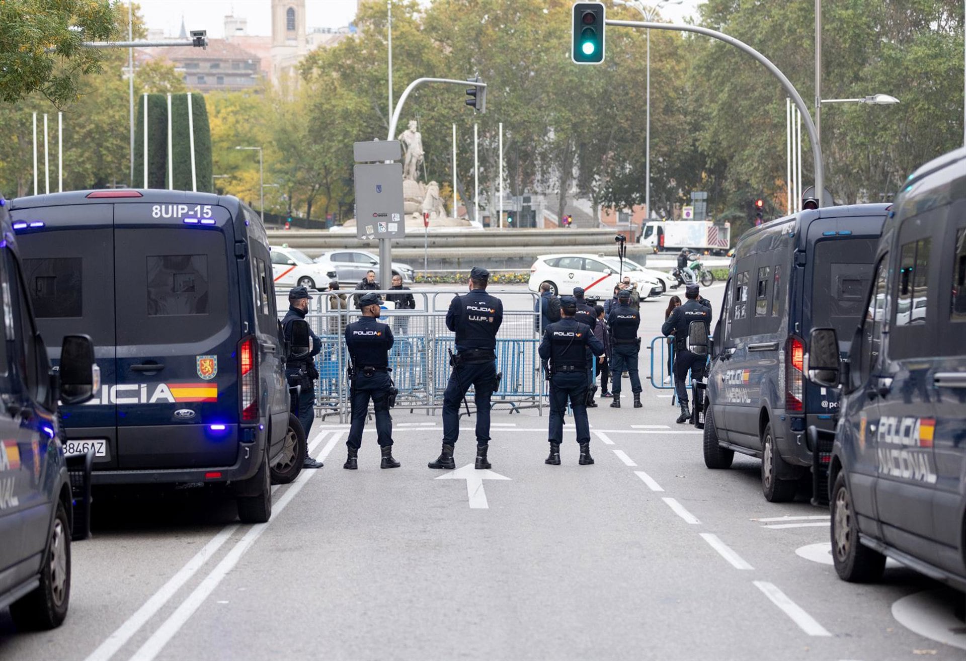 Vehículos y agentes de Policía Nacional en uno de los accesos al Congreso de los Diputados por la plaza Cánovas del Castillo. (Europa Press)