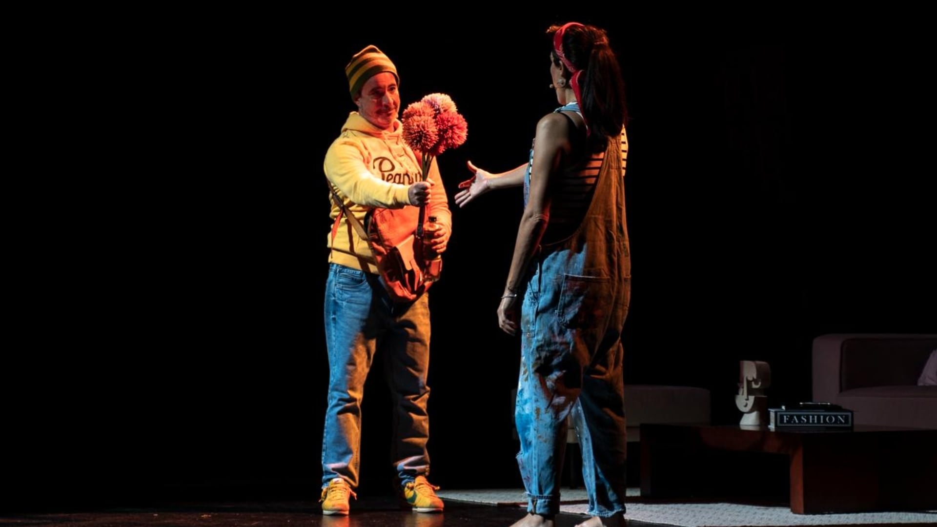 Carlos Carlín y Gianella Neyra protagonizan “Flores en las nubes”, una obra que ha conmovido al público limeño y suma una función especial por alta demanda.
