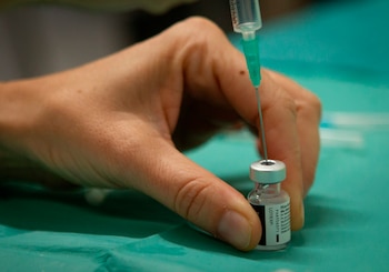 Profesionales sanitarios preparan y administran