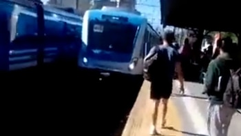 Pasajeros rescataron a la mujer