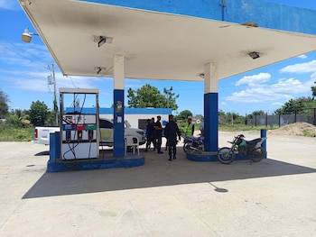 Los análisis de laboratorio detectaron que la gasolina premium y regular vendida en las estaciones clausuradas no cumplía con el octanaje requerido por ley. (Foto cortesía MICM)