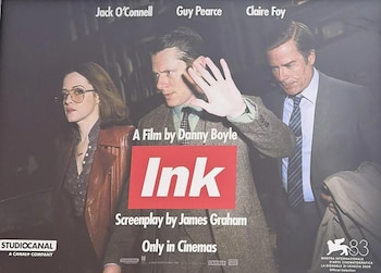 Cartel de cine con los actores Claire Foy, Jack O'Connell y Guy Pearce caminando, con el título Ink impreso sobre un recuadro rojo