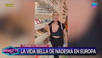 Nadeska Widausky en el interior de una tienda de artículos de lujo, con estanterías llenas de zapatillas de marca detrás de ella. Viste ropa deportiva oscura