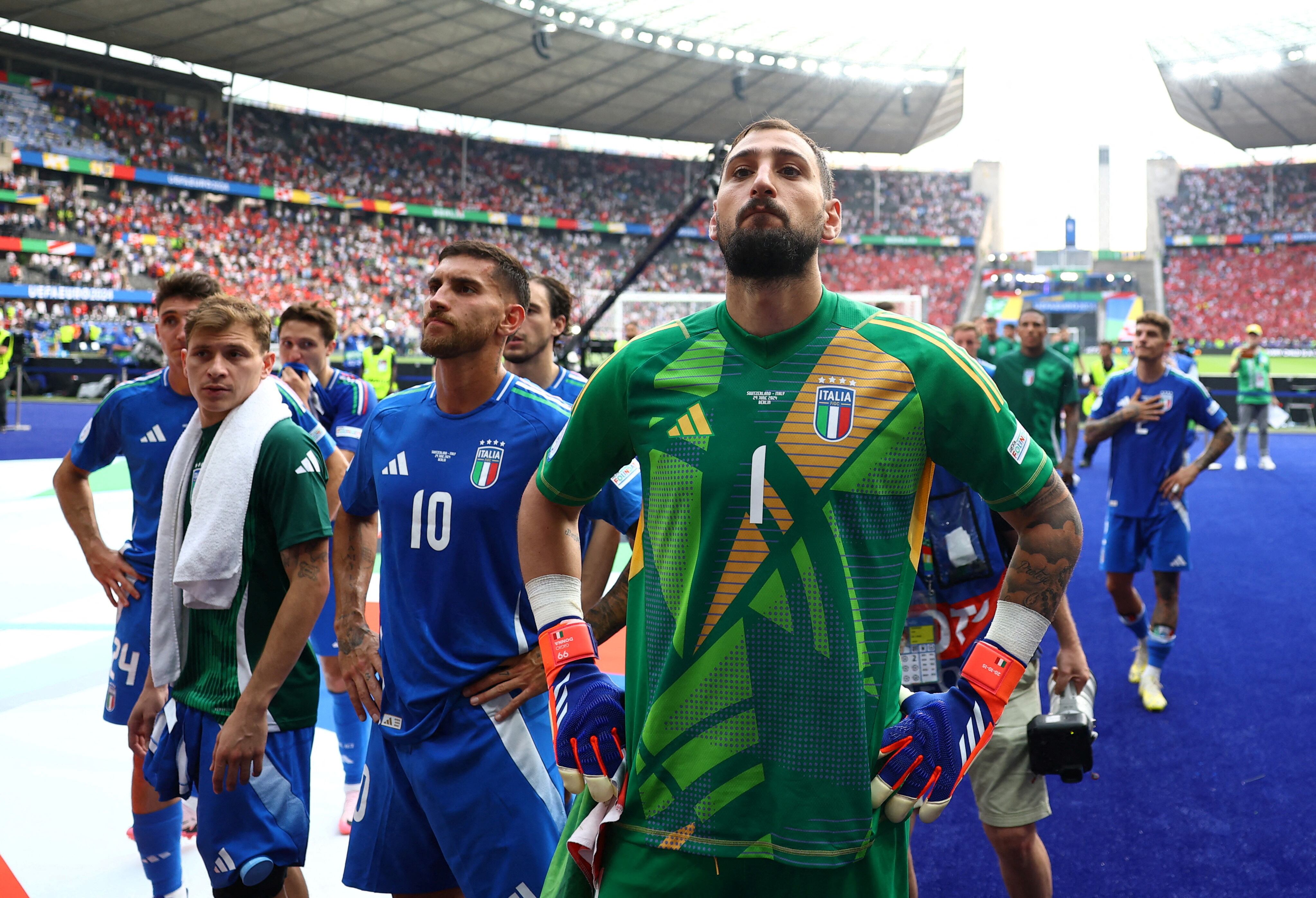 Con Gianluigi Donnarumma a la cabeza, el plantel italiano fue a saludar a sus hinchas tras la derrota (Reuters/Lee Smith)
