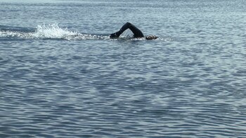 En poco más de dos horas, Agustín Barletti unió a nado las Islas Malvinas