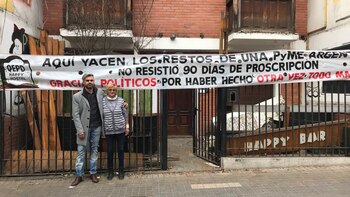 Gabriel González frente al hostel