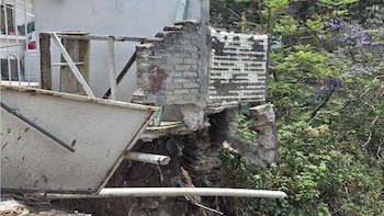 Evacúan a familias en Lomas del Chamizal por riesgo de desgajamiento: alcaldía Cuajimalpa mantiene vigilancia permanente