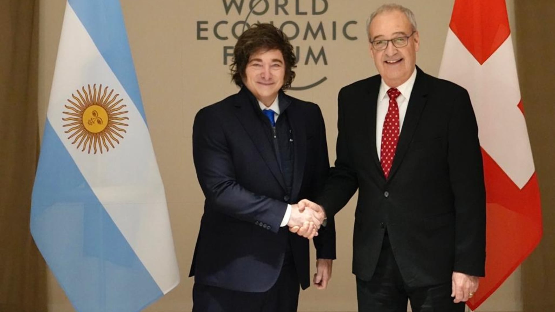 El presidente Javier Milei saludó a su par de la Confederación Suiza, Guy Parmelin, en el Centro de Convenciones de Davos-Klosters
