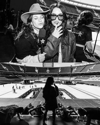 Dos fotografías en blanco y negro de Lali Espósito posando con un micrófono y parada sobre un escenario frente a un estadio