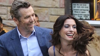 Patrick Brammall enfrenta duras críticas por su personaje en ‘El diablo viste a la moda 2′: así reaccionó su esposa