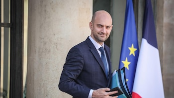 Francia niega haber cedido a "presiones" de EEUU tras una denuncia de Sudáfrica por su exclusión del G7