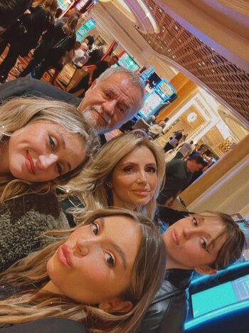 "La Gaviota" junto al productor