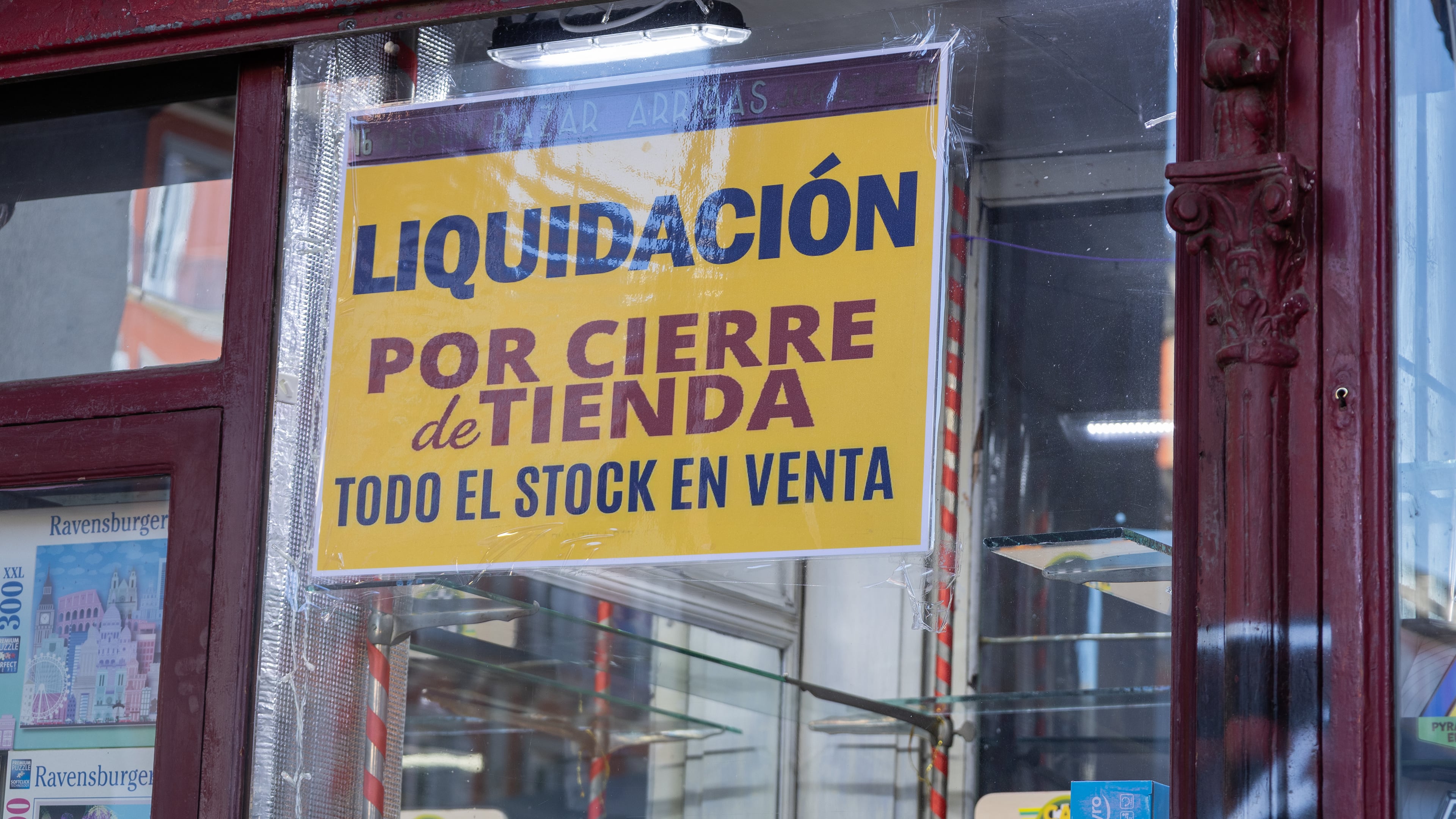 La histórica juguetería Bazar Arribas cierra tras más de 100 años en la icónica Plaza Mayor de Madrid. (Alejandro Higuera López/Infobae)